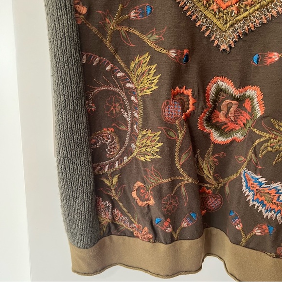 MILITARY GREEN V NECK TOP WITH EMBROIDERY SIZE SMALL - Picture 4 of 9